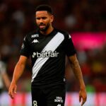 Jogador de futebol em ação ilustrando negociação de transferência e abatimento de dívida