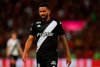 Jogador de futebol em ação ilustrando negociação de transferência e abatimento de dívida