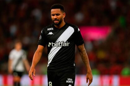 Jogador de futebol em ação ilustrando negociação de transferência e abatimento de dívida
