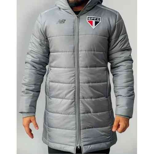 Jaqueta São Paulo New Balance Parka Puffer cinza usada por Zubeldía