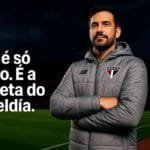 Jaqueta São Paulo New Balance Parka Puffer cinza usada por Zubeldía