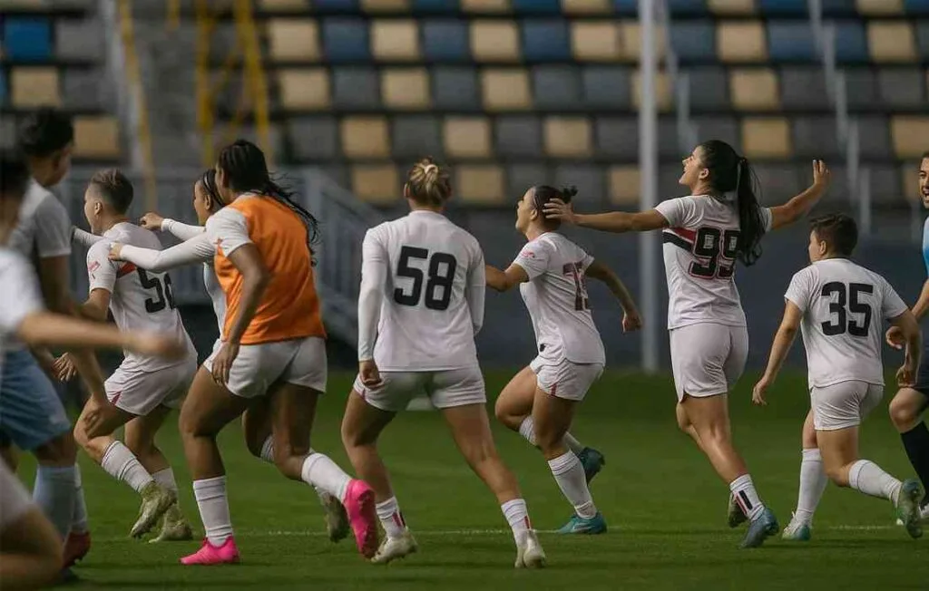 Jogadoras do São Paulo comemoram vitória sobre o Corinthians no Paulistão Feminino 2025