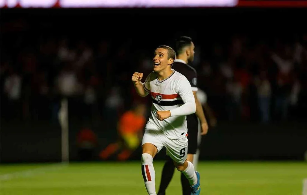 ✨ Lucca mostra personalidade, cola nos líderes e vira esperança real no São Paulo 2 Lucca Mostra Personalidade E Vira Esperança No Tricolor