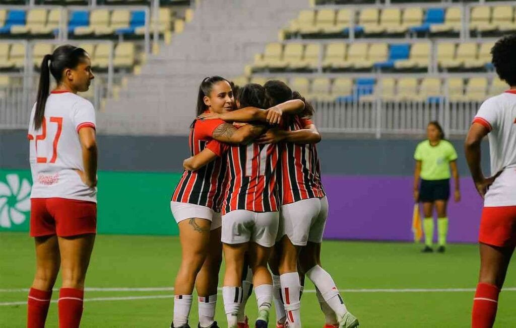 🏟️ São Paulo x Internacional feminino: onde assistir e tudo sobre o duelo decisivo no Brasileirão 2 Garotas do São Paulo comemorando gol