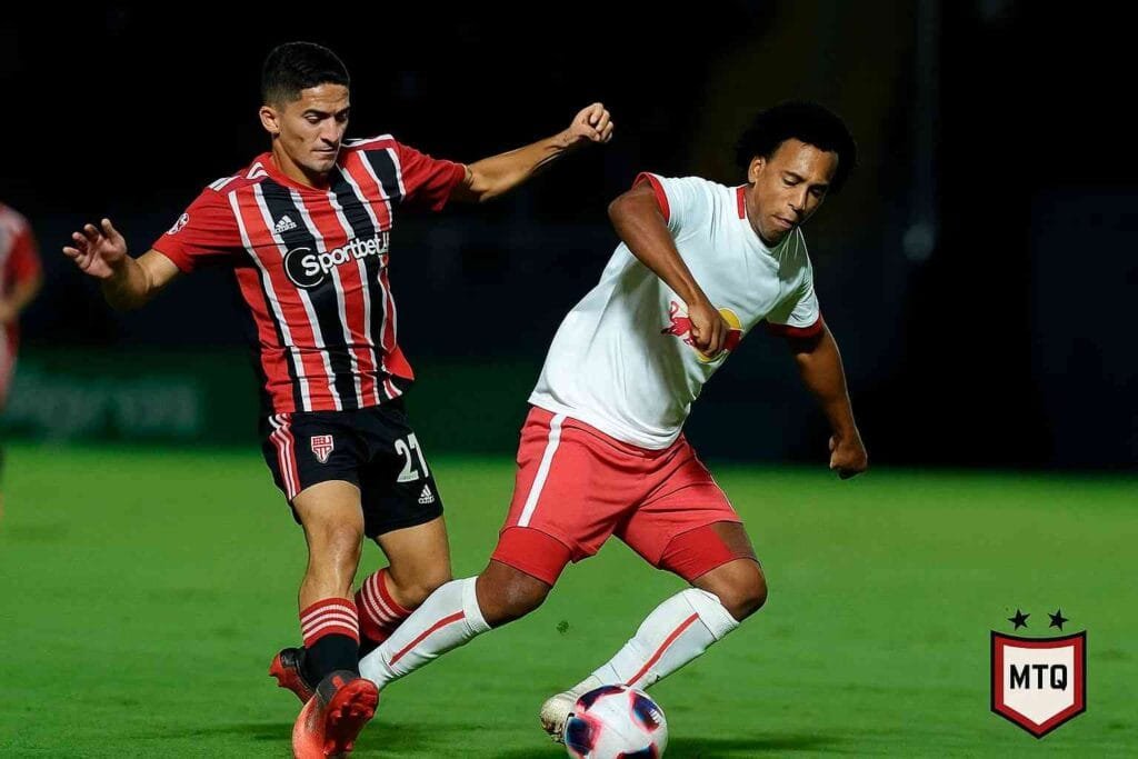⚔️ Red Bull Bragantino x São Paulo: onde assistir, horário e tudo sobre o duelo desta quarta no Brasileirão 2 Jogadores de Red Bull Bragantino x São Paulo duelando no Nabi Abi Chedid