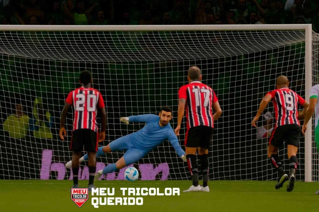 Atlético Nacional 0 x 0 São Paulo — Rafael se estica e defende pênalti de Cardona no Atanasio Girardot, oitavas da Libertadores 2025.