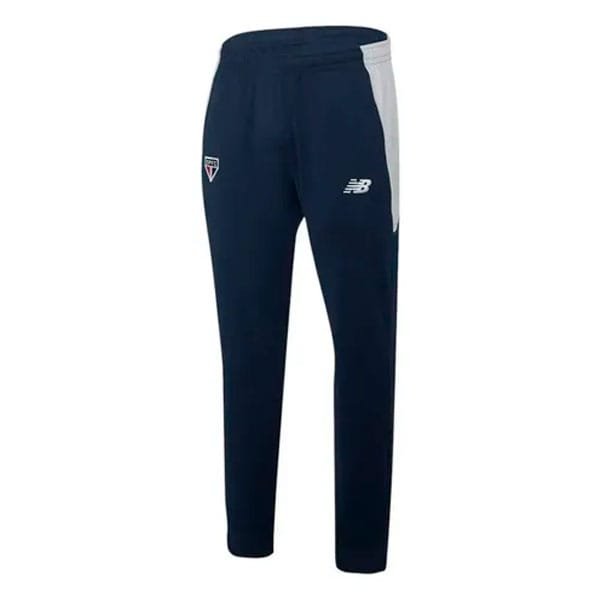 🧣 Torcedor raiz também sente frio: veja como usar o manto tricolor nos dias gelados 17 Calça New Balance São Paulo Viagem 2024/25 Masculina Marinho