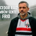 Torcedor tricolor vestindo o manto do São Paulo FC no frio