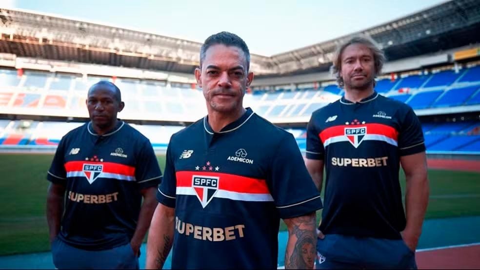 ⭐ Terceira camisa do São Paulo 2025 homenageia Ceni e o Mundial de 2005 6 Mineiro, Josué e Lugano vestindo a terceira camisa do São Paulo FC