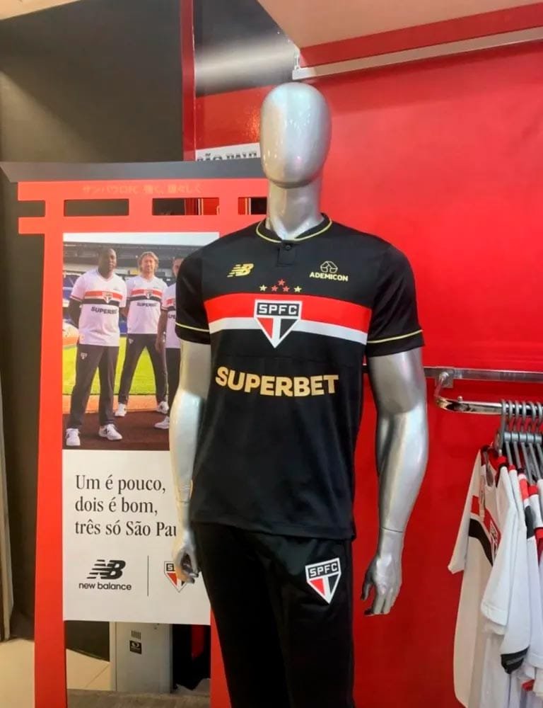 ⭐ Terceira camisa do São Paulo 2025 homenageia Ceni e o Mundial de 2005 3 Terceira camisa do São Paulo 2025 Manequim