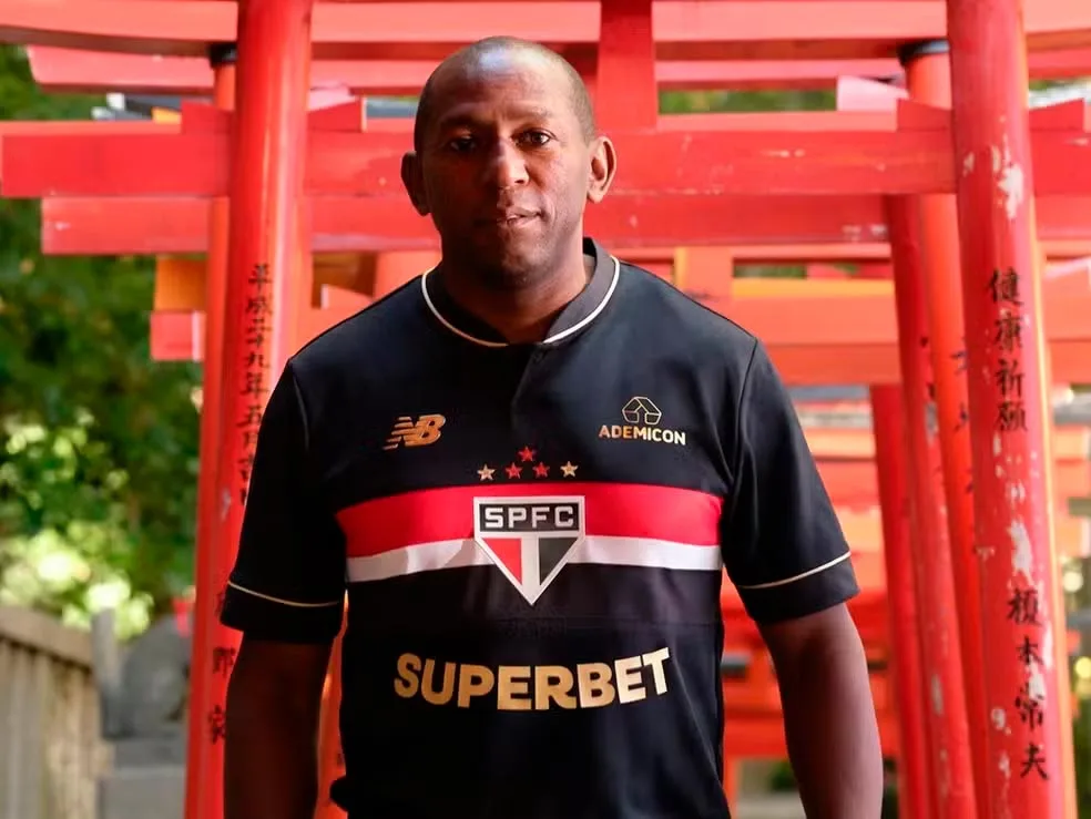Mineiro veste a terceira camisa do São Paulo 2025 homenageia Ceni e o Mundial de 2005