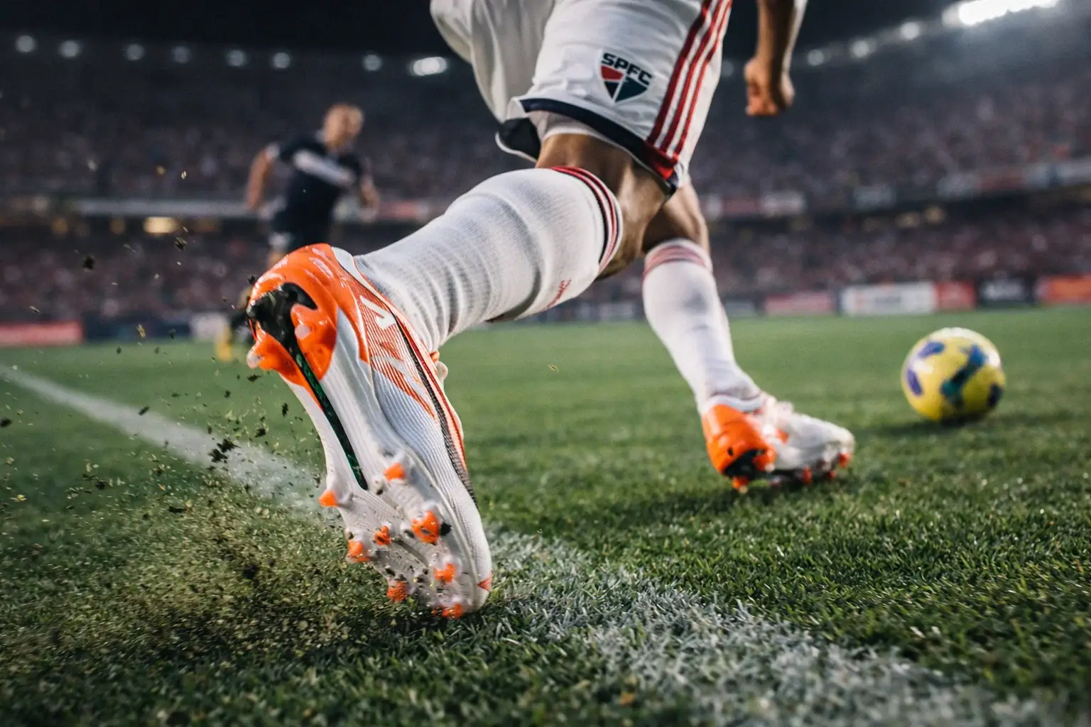 Chuteira Puma Ultra alternativa para velocidade pura — aceleração e tração Ponta em corrida máxima no gramado natural com chuteira de campo Puma Ultra em destaque, mostrando aceleração e tração para velocidade pura (imagem 4:3)